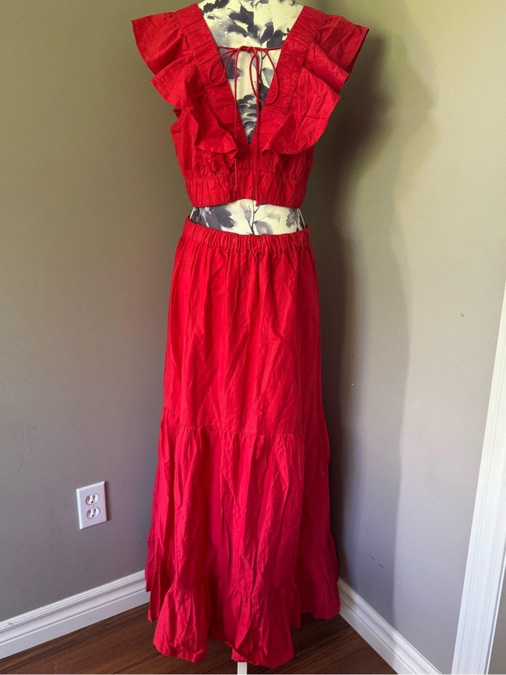 Red Ruffled V-Neck Maxi Skirt Set - Picture 3 of 8